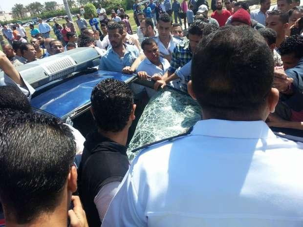 اعتداء الأهالي على سيارة الشرطة بعد الحادث